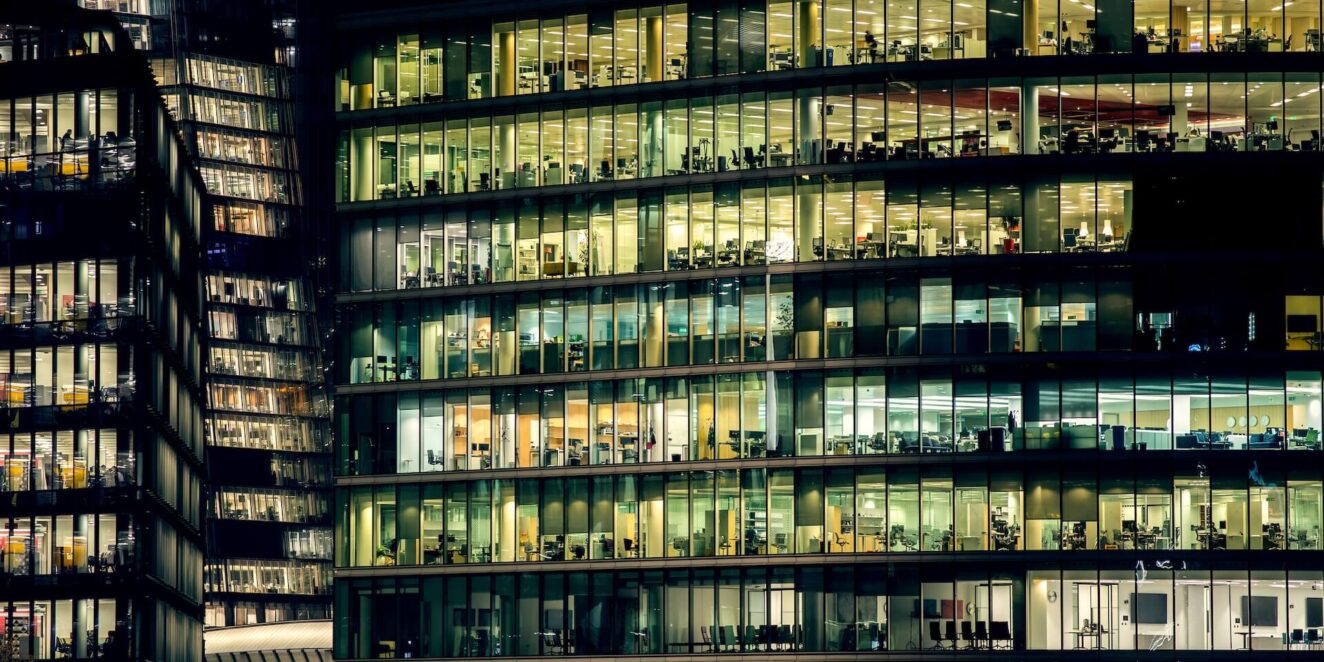 “Equipo financiero revisando el inmovilizado antes de la auditoría anual”