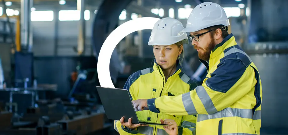 Equipo técnico auditando activos industriales para detectar incidencias antes del cierre contable